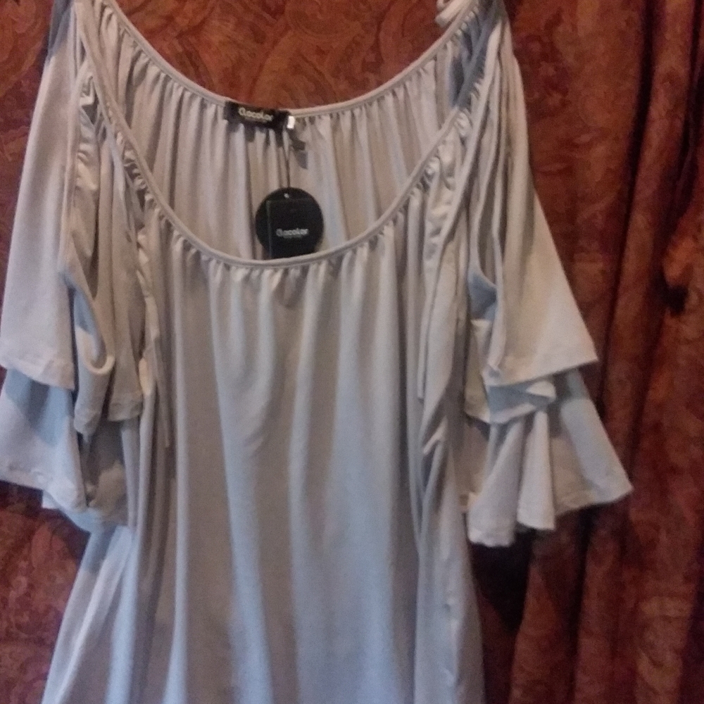 Clocolor Women Cold ShoulderTop size Small, lt grey.